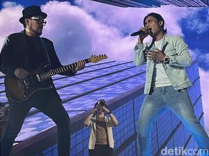 Judika-Setia Band Sukses Pukau Penonton di Acara LPS Financial Festival Medan Judika-Setia Band Sukses Pukau Penonton di Acara LPS Financial Festival Medan