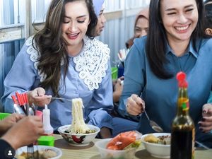 Potret Nafa Urbach Makan Mie Ayam hingga Jajan Cireng