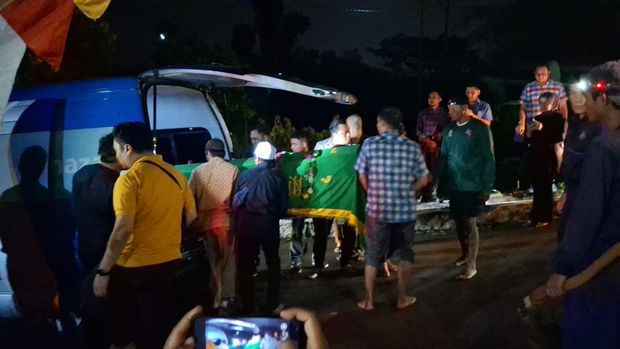 Proses pemakaman kepala cabang bank, Mohamad Ilham Pradipta di TPU Situgede, Kota Bogor. (Muchamad Sholihin/detikcom)