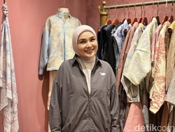 Tips Layering Stylish di Cuaca Panas, Ria Miranda Bongkar Rahasianya