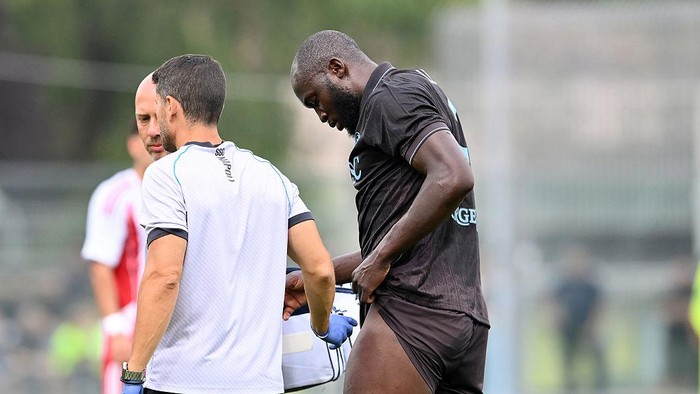 CASTEL DI SANGRO, ITALY - AUGUST 14: Romelu Lukaku of Napoli leaves the pitch after suffering an injury during the pre-season friendly match between Napoli and Olympiacos at Stadio Teofilo Patini on August 14, 2025 in Castel di Sangro, Italy. (Photo by Giuseppe Bellini/Getty Images)