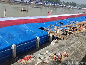 Pengunjung Keluhkan Sampah saat Nonton Pacu Jalur-Taman Penuh PKL Pengunjung Keluhkan Sampah saat Nonton Pacu Jalur-Taman Penuh PKL