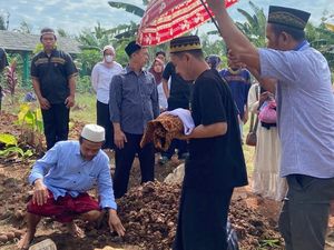 Dokter RS Abdul Moeloek Diduga Minta Uang ke Pasien BPJS untuk Alat Operasi Dokter RS Abdul Moeloek Diduga Minta Uang ke Pasien BPJS untuk Alat Operasi
