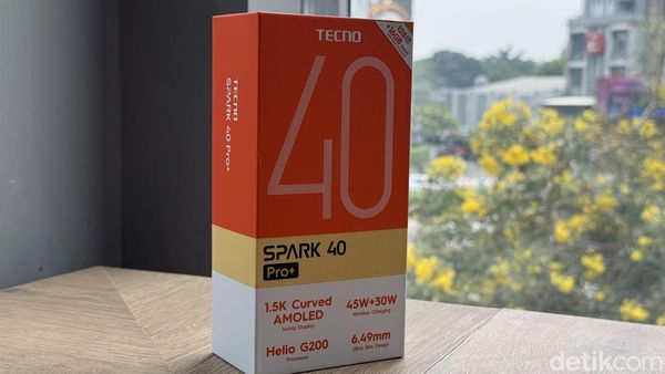 Unboxing Tecno Spark 40 Pro+, HP Tipis Harga Rp 2 Jutaan