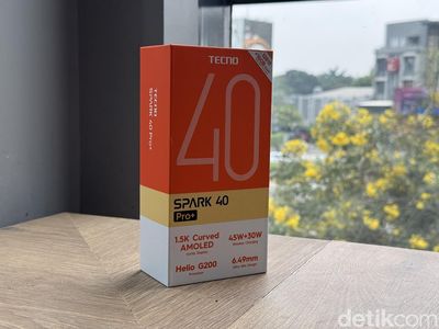 Unboxing Tecno Spark 40 Pro+, HP Tipis Harga Rp 2 Jutaan