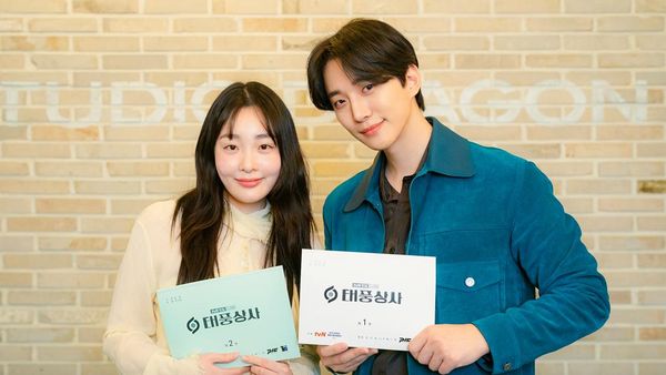 Lee Junho dan Cast Drakor Typhoon Family di Sesi Reading