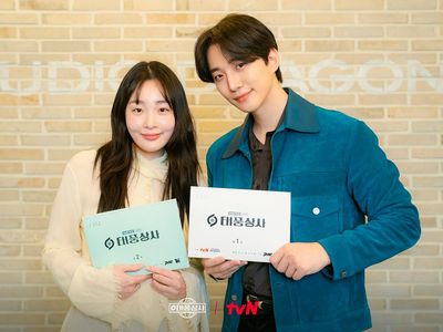 Lee Junho dan Cast Drakor Typhoon Family di Sesi Reading