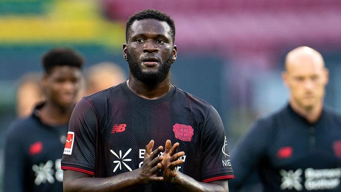 SITTARD, NETHERLANDS - AUGUST 1: Victor Boniface of Bayer 04 Leverkusen applauds for the fans during the Pre-Season Friendly match between Fortuna Sittard and Bayer 04 Leverkusen at Fortuna Sittard Stadion on August 1, 2025 in Sittard, Netherlands. (Photo by Joris Verwijst/BSR Agency/Getty Images)