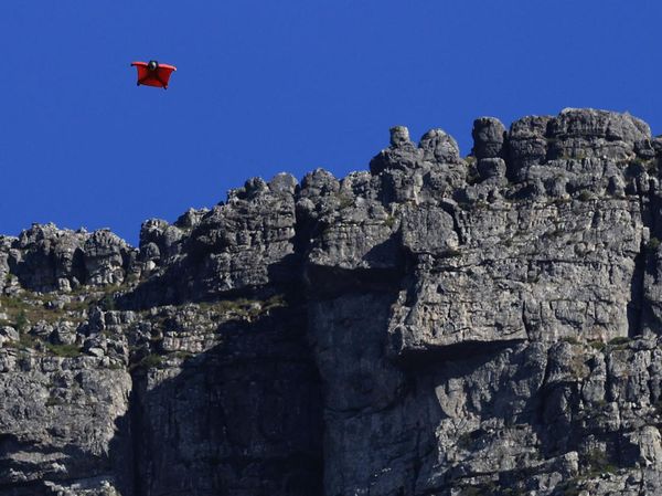 Aksi Wingsuit Afrika Selatan Pukau Dunia Ekstrem