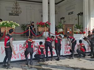Aksi Anggota Polresta Bersihkan Vandalisme di Gedung Balai Kota Bogor Aksi Anggota Polresta Bersihkan Vandalisme di Gedung Balai Kota Bogor