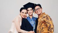 Foto Charlotte Putri Shahnaz Haque Wisuda Kedokteran Pakai Dress Bersejarah