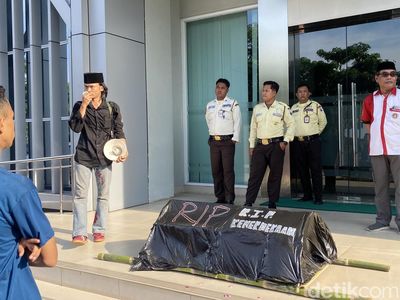 Demo Mahasiswa UIN Semarang Tolak UKT Naik-Wajib Bayar Mahad Rp 4 Juta