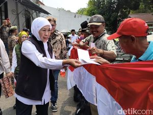 Gubernur Jatim Khofifah Salurkan Bansos Rp 4,9 Miliar di Sidoarjo Gubernur Jatim Khofifah Salurkan Bansos Rp 4,9 Miliar di Sidoarjo