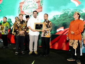 Gubernur Sulsel Terima Penghargaan Perhutanan Sosial dari Kemenhut