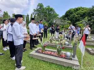 Kaesang Ziarah ke Makam Habibie, Taufiq Kiemas hingga Ani Yudhoyono Kaesang Ziarah ke Makam Habibie, Taufiq Kiemas hingga Ani Yudhoyono