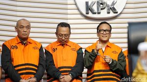Kepalkan Tangan, Eks Wamenaker Noel Resmi Ditahan KPK