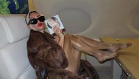 Foto: Kim Kardashian Pakai Face Wrap Kontroversial di Pesawat