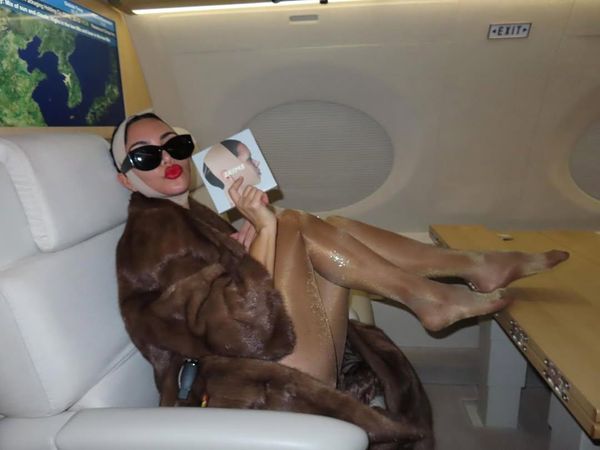 Foto: Kim Kardashian Pakai Face Wrap Kontroversial di Pesawat