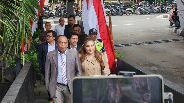 Update Informasi Selebriti InsertLive : Wajah Lisa Mariana Pakai Make Up 'Bekas' Saat Jadi Saksi Dugaan Korupsi RK Disorot