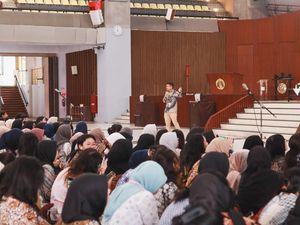 Ribuan Mahasiswa Baru UI Diajak Peduli Sampah dan Pengelolaan Berkelanjutan Ribuan Mahasiswa Baru UI Diajak Peduli Sampah dan Pengelolaan Berkelanjutan