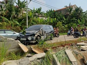 Innova Tabrak Tembok Pembatas Tol di Depok hingga Porak-poranda Innova Tabrak Tembok Pembatas Tol di Depok hingga Porak-poranda