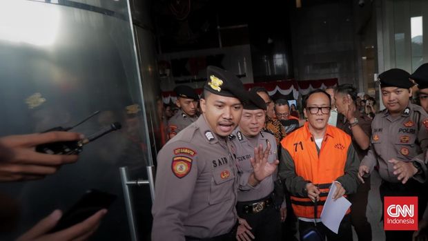 Wakil Menteri Ketenagakerjaan (Wamenaker) Immanuel Ebenezer Gerungan (IEG) beserta ke-13 tersangka lainnya memasuki mobil tahanan meninggalkan Gedung Merah Putih KPK, Jakarta, Jumat, 22 Agustus 2025. (CNN Indonesia/Adhi Wicaksono)