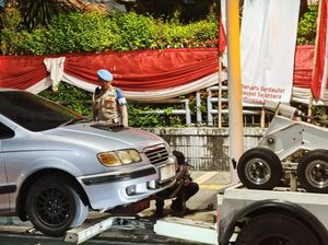 Polisi Tertibkan Parkir Liar di Jalanan Jaksel, Ada Mobil Kena Derek
