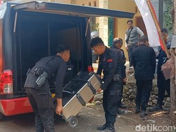 Polisi Temukan Bondet dari Tumpukan Puing Ledakan Rumah di Pasuruan