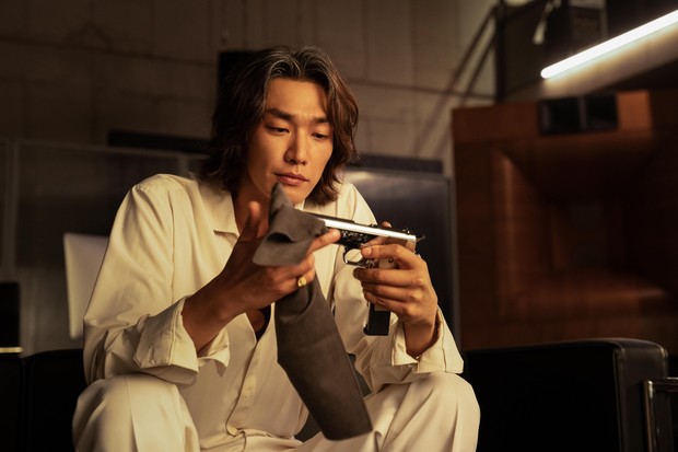 Potret Kim Young Kwang di Trigger/ Foto: instagram.com/Netflix Potret Kim Young Kwang di Trigger/ Foto: instagram.com/Netflix