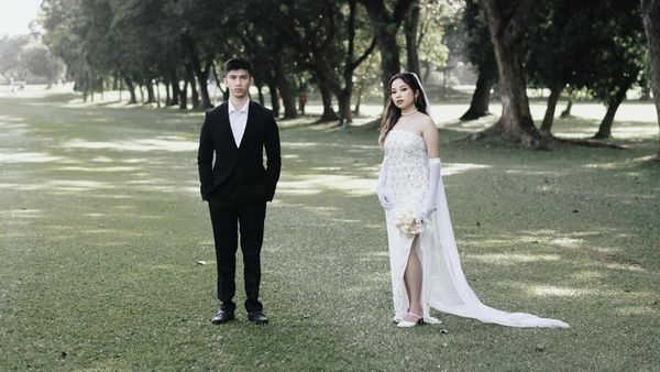 Foto Prewedding Anjani Putri Jarwo Kwat dan Daffa Azriel di Lapangan Golf