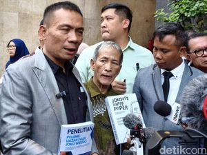 Diperiksa Polda Metro, Rismon Sianipar Bawa Buku soal Polemik Ijazah Jokowi Diperiksa Polda Metro, Rismon Sianipar Bawa Buku soal Polemik Ijazah Jokowi