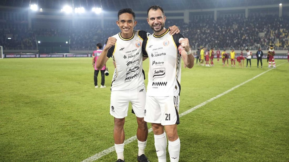 Rizky Ridho (kiri) berfoto bersama Jordi Amat. Foto: Dok. Persija