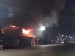 Kelompok Pemuda Tawuran di Belawan, 2 Rumah Warga Terbakar