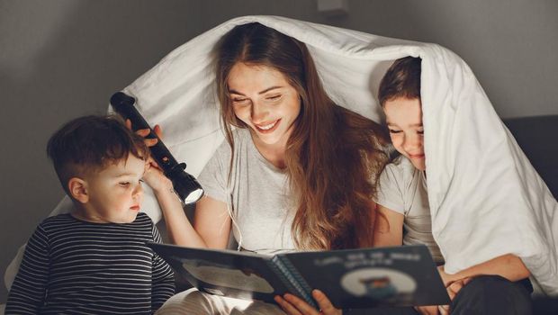 Anak-anak juga mulai belajar literasi dari mengenal bentuk, warna dan huruf, maka mulailah dari benda 3 dimensi yang dapat dipegang oleh anak.Ajak anak bermain sekaligus belajar dengan mengenal bentuk, warna dan huruf. Lalu, siapkan buku cerita lengkap dengan gambar dan warna yang menarik.