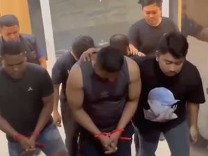 Video: Momen 4 Penculik Kacab Bank Tertunduk Lesu Saat Diringkus Polisi Video: Momen 4 Penculik Kacab Bank Tertunduk Lesu Saat Diringkus Polisi