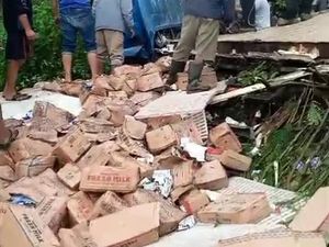 Truk Terjun ke Jurang di Cianjur, Muatan Susu Berhamburan