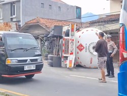 Truk Elpiji Terguling di Jalan Raya Nagreg!