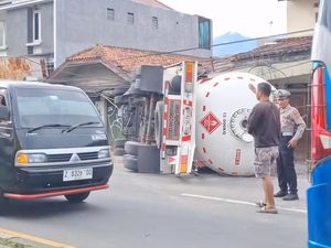 Truk Elpiji Terguling di Jalan Raya Nagreg! Truk Elpiji Terguling di Jalan Raya Nagreg!