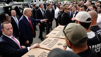 Trump Sambangi Fasilitas Operasional Kepolisian Taman AS Anacostia di Washington