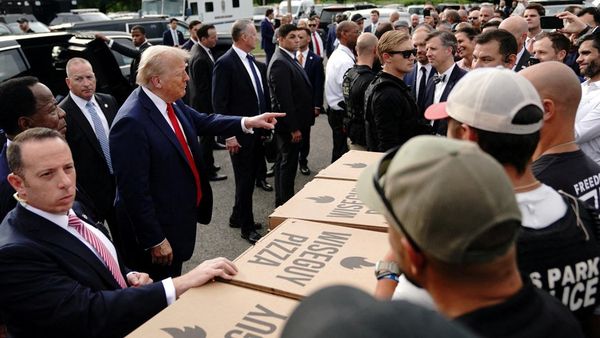 Trump Sambangi Fasilitas Operasional Kepolisian Taman AS Anacostia di Washington