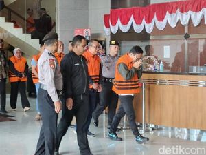 Noel Nangis Lalu Senyum-senyum Pakai Rompi Oranye