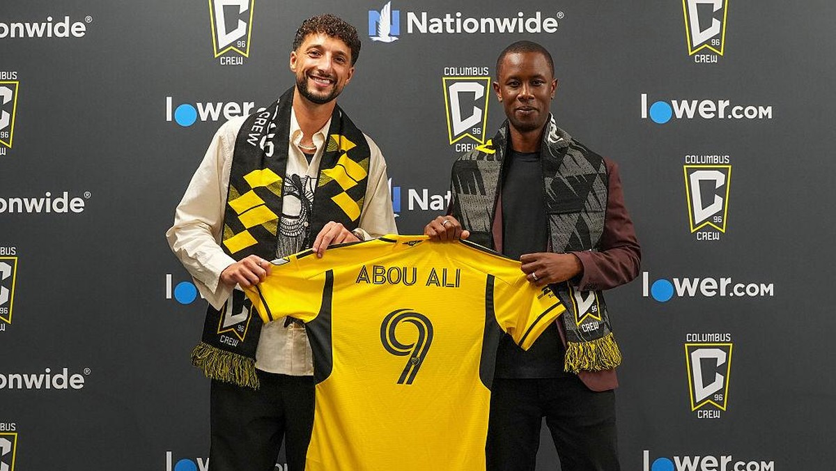 Wessam Abou Ali (kiri) diperkenalkan sebagai pemain baru Columbus Crew bersama General Manager Issa Tall pada 19 Agustus lalu. Foto: Getty Images/Jason Mowry