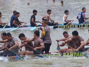 Aksi Kapolres Kuansing Jadi Timbo Ruang Jalur Bhayangkara di Pacu Jalur Aksi Kapolres Kuansing Jadi Timbo Ruang Jalur Bhayangkara di Pacu Jalur