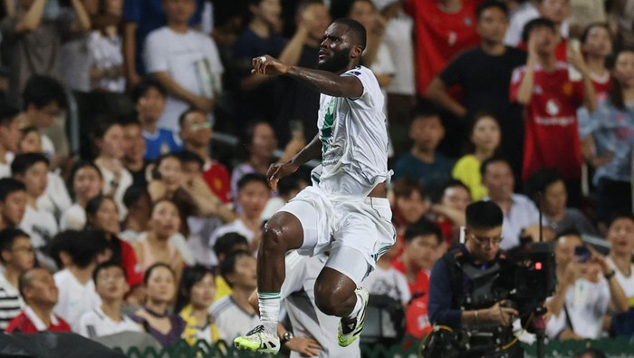 Soccer Football - Saudi Super Cup - Final - Al Nassr v Al Ahli - Hong Kong Stadium, Hong Kong, China - August 23, 2025  Al Ahlis Franck Kessie celebrates scoring their first goal REUTERS/Tyrone Siu