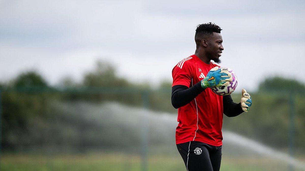 Andre Onana jadi starter lawan Fulham? (Manchester United via Getty Imag/Ash Donelon)