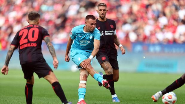 Soccer Football - Bundesliga - Bayer Leverkusen v TSG 1899 Hoffenheim - BayArena, Leverkusen, Germany - August 23, 2025  TSG 1899 Hoffenheim's Tim Lemperle scores their second goal REUTERS/Leon Kuegeler DFL REGULATIONS PROHIBIT ANY USE OF PHOTOGRAPHS AS IMAGE SEQUENCES AND/OR QUASI-VIDEO.