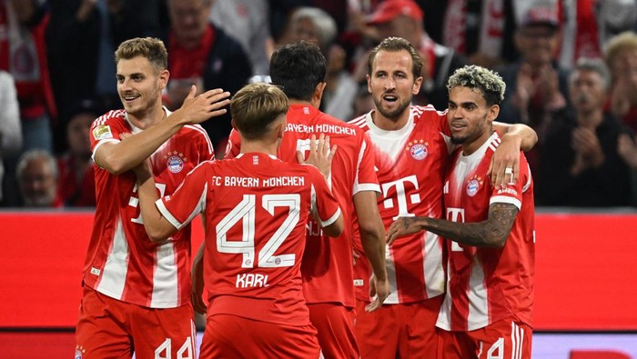 Soccer Football - Bundesliga - Bayern Munich v RB Leipzig - Allianz Arena, Munich, Germany - August 22, 2025  Bayern Munichs Harry Kane celebrates scoring their fifth goal with teammates REUTERS/Angelika Warmuth DFL REGULATIONS PROHIBIT ANY USE OF PHOTOGRAPHS AS IMAGE SEQUENCES AND/OR QUASI-VIDEO.