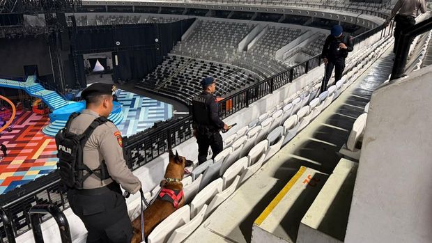 Brimob Polda Metro Jaya melaksanakan sterilisasi untuk kegiatan budaya pagelaran Wayang Sabang Merauke 2025 di Indonesia Arena, Jakarta Pusat
