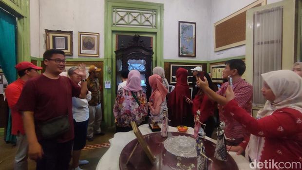 Rachmat Fajar, cucu buyut Prawiradiredja II saat menerima rombongan Komunitas Japas (Jalan Pagi Sejarah) Bogor, Rabu (20/8/2025).