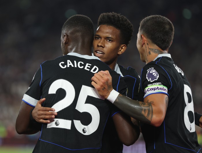 LONDON, ENGLAND - AUGUST 22: Chelsea's Moises Caicedo celebrates scoring his side's fourth goal with Estevao and Enzo Fernandez during the Premier League match between West Ham United and Chelsea at London Stadium on August 22, 2025 in London, England. (Photo by Rob Newell - CameraSport via Getty Images)